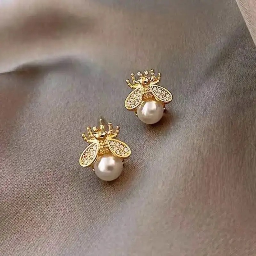 NWT Tiny Pearl bee stud earrings